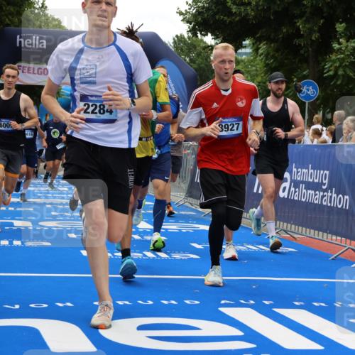 29.06.2025 - hella hamburg halbmarathon Strokosch-Dieckow http://msf.ph/oto/8474033 29.06.2025 10:47:34 Ziel 1070, 1320, 1592, 1696, 2284, 2708, 2953, 3304, 5532, 5889, 6009, 7962, 8023, 8234, 8852, 8927, 10969, 10988, 11021, 11283, 12870, 13223, 13303, 13948, 14618, 14619, 15451, 15478, 15479, 16205, 17846, 17905, 18104, 18970, 19181 meine-sportfotos.de