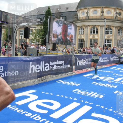 29.06.2025 - hella hamburg halbmarathon Michael Strokosch http://msf.ph/oto/8474090 29.06.2025 10:37:51 Ziel 1615, 2196, 2404, 9171, 13148, 13595, 18276, 18277, 18529 meine-sportfotos.de