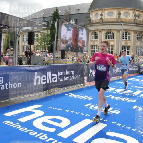 29.06.2025 - hella hamburg halbmarathon Michael Strokosch http://msf.ph/oto/8474137 29.06.2025 10:37:53 Ziel 1615, 2196, 2404, 9171, 13148, 18103, 18276, 18277, 18529 meine-sportfotos.de
