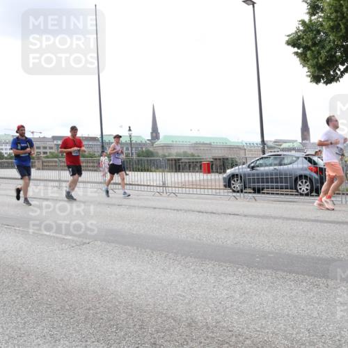 29.06.2025 - hella hamburg halbmarathon Lena Gebhardt http://msf.ph/oto/8474200 29.06.2025 10:33:10 Lombardsbrücke 1078, 1237, 1324, 1732, 1764, 1995, 2038, 2054, 2059, 2085, 2276, 2838, 2959, 3341, 3391, 3422, 3708, 3753, 3812, 3871, 4030, 4096, 4164, 4445, 4446, 4555, 4650, 5110, 5180, 5581, 5917, 6040, 6773, 6861, 7387, 7705, 7982, 8170, 8595, 8839, 9034, 9143, 9289, 9471, 9542, 9591, 9592, 9750, 9768, 9780, 11229, 11260, 11713, 11756, 11826, 12039, 12423, 12424, 14305, 14743, 15951 meine-sportfotos.de