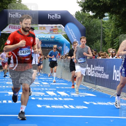 29.06.2025 - hella hamburg halbmarathon Strokosch-Dieckow http://msf.ph/oto/8474287 29.06.2025 10:46:19 Ziel 1569, 1600, 2048, 2222, 2590, 2842, 3056, 4237, 4949, 6388, 6421, 6691, 6978, 7335, 8142, 8981, 9497, 10796, 11185, 11773, 12171, 12651, 12891, 13698, 14045, 14200, 14228, 14262, 14482, 15157, 16127, 17190, 18118, 18211, 18637, 19209 meine-sportfotos.de