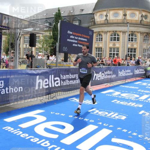 29.06.2025 - hella hamburg halbmarathon Michael Strokosch http://msf.ph/oto/8474333 29.06.2025 10:38:01 Ziel 3480, 3530, 7229, 9643, 10793, 11952, 12915, 13900, 15303, 16698, 18103 meine-sportfotos.de