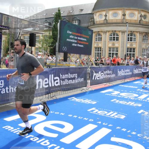 29.06.2025 - hella hamburg halbmarathon Michael Strokosch http://msf.ph/oto/8474358 29.06.2025 10:38:01 Ziel 3480, 3530, 7229, 9643, 10793, 11952, 12915, 13900, 15303, 16698, 18103 meine-sportfotos.de