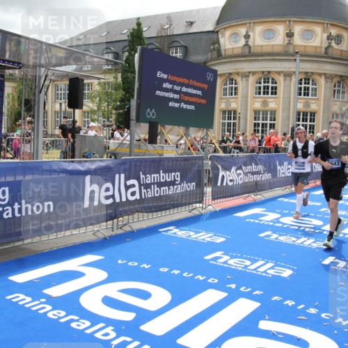 29.06.2025 - hella hamburg halbmarathon Michael Strokosch http://msf.ph/oto/8474388 29.06.2025 10:38:02 Ziel 3480, 3530, 7229, 8091, 9643, 10793, 11049, 11952, 12915, 13900, 15303, 16698 meine-sportfotos.de
