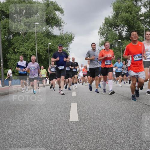 29.06.2025 - hella hamburg halbmarathon Luisa Fischer http://msf.ph/oto/8474429 29.06.2025 10:45:54 Kennedybrücke 6618, 9008, 946, 8459, 7955, 18243, 14426, 6828, 13776, 14486, 6136, 1752, 2134, 4680, 5419, 6136, 6440, 6828, 7043, 7260, 7357, 7666, 8525, 8526, 9644, 9980, 10623, 10842 meine-sportfotos.de