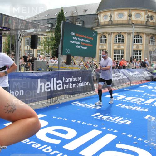 29.06.2025 - hella hamburg halbmarathon Michael Strokosch http://msf.ph/oto/8474447 29.06.2025 10:38:04 Ziel 3530, 7229, 8091, 9643, 9944, 10793, 11049, 11952, 12915, 13900, 14274, 15303, 16698 meine-sportfotos.de
