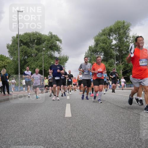 29.06.2025 - hella hamburg halbmarathon Luisa Fischer http://msf.ph/oto/8474450 29.06.2025 10:45:55 Kennedybrücke 6618, 845, 9008, 18243, 14426, 6828, 3129, 14486, 17316, 1752, 2134, 5419, 6136, 6440, 6828, 7043, 7260, 7357, 7666, 8525, 8526, 9644, 9980, 10623 meine-sportfotos.de