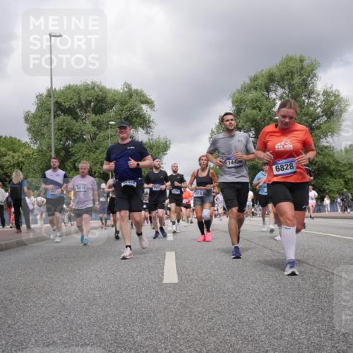 29.06.2025 - hella hamburg halbmarathon Luisa Fischer http://msf.ph/oto/8474466 29.06.2025 10:45:56 Kennedybrücke 9008, 6618, 7955, 18243, 5810, 14420, 6828, 1752, 2134, 2509, 3378, 5419, 6136, 6440, 6828, 7043, 7260, 7357, 7666, 8525, 8526, 9644, 9980, 10623 meine-sportfotos.de