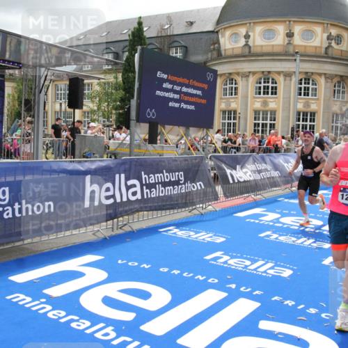29.06.2025 - hella hamburg halbmarathon Michael Strokosch http://msf.ph/oto/8474512 29.06.2025 10:38:06 Ziel 7229, 8091, 9944, 11049, 11952, 12915, 13900, 14274, 15303, 15382, 16698 meine-sportfotos.de