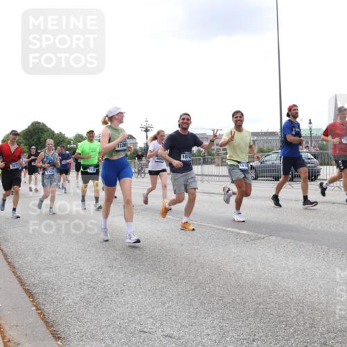 29.06.2025 - hella hamburg halbmarathon Lena Gebhardt http://msf.ph/oto/8474548 29.06.2025 10:33:11 Lombardsbrücke 3871, 13242, 226, 1126, 465, 18743, 1875, 15957, 1078, 1237, 1324, 1732, 1764, 1995, 2038, 2054, 2059, 2085, 2276, 2838, 2959, 3341, 3391, 3422, 3708, 3753, 3812, 3871, 4030, 4096, 4164, 4445, 4446, 4555, 4650, 5110, 5180, 5581, 5917, 6040, 6773, 6861, 7387, 7705, 7982, 8170, 8595, 8839, 9034, 9143, 9289, 9471, 9542, 9591, 9592, 9750, 9768, 9780, 11229, 11260, 11713, 11756, 11826, 12039, 12423, 12424, 14305, 14743, 15951 meine-sportfotos.de