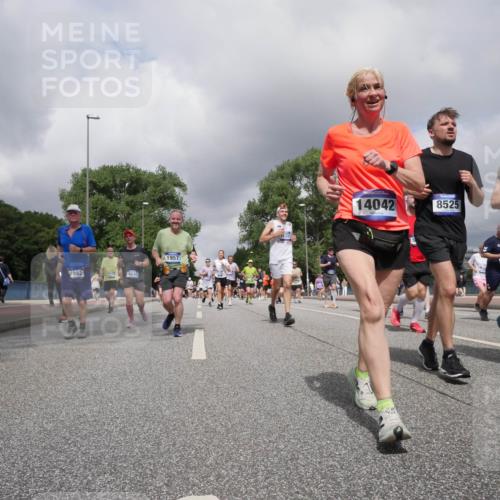 29.06.2025 - hella hamburg halbmarathon Luisa Fischer http://msf.ph/oto/8474600 29.06.2025 10:46:02 Kennedybrücke 8992, 16215, 1957, 1331, 14042, 8525, 1360, 1929, 1994, 2401, 2509, 2940, 2941, 3378, 3874, 4092, 4778, 5403, 6440, 6837, 7357, 7477, 7666, 8000, 8525, 8526, 9980, 10697 meine-sportfotos.de