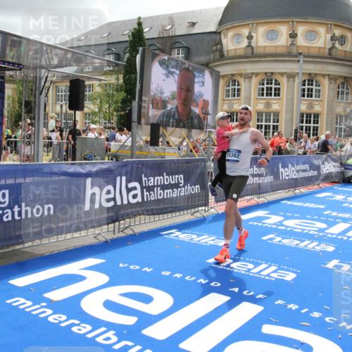 29.06.2025 - hella hamburg halbmarathon Michael Strokosch http://msf.ph/oto/8474626 29.06.2025 10:38:11 Ziel 5091, 8091, 9944, 11049, 14274, 15382, 17623, 18986 meine-sportfotos.de
