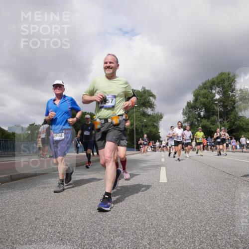 29.06.2025 - hella hamburg halbmarathon Luisa Fischer http://msf.ph/oto/8474634 29.06.2025 10:46:03 Kennedybrücke 8992, 11943, 957, 14769, 11331, 1360, 1656, 1929, 1994, 2401, 2509, 2940, 2941, 3378, 3874, 4092, 4778, 5403, 6440, 6837, 7357, 7477, 7666, 8000, 8525, 8526, 9980, 10697, 10734 meine-sportfotos.de