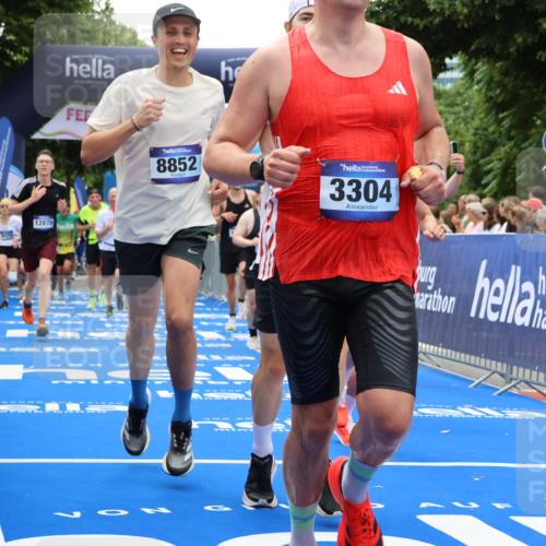 29.06.2025 - hella hamburg halbmarathon Strokosch-Dieckow http://msf.ph/oto/8474723 29.06.2025 10:47:29 Ziel 51, 1012, 1070, 1320, 1592, 1696, 2274, 2284, 2839, 2869, 2953, 3304, 5532, 5650, 5889, 6009, 8023, 8234, 8693, 8852, 8927, 9305, 10423, 10969, 11021, 11077, 11491, 12870, 13223, 13303, 14618, 14619, 15350, 15451, 15479, 15923, 16819, 17846, 17905, 18104, 18758, 18970, 18974, 19181 meine-sportfotos.de