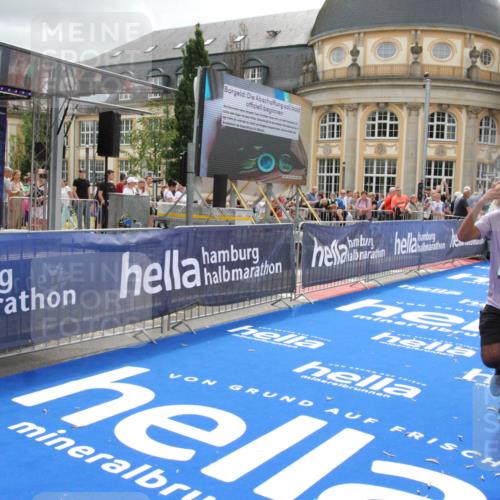 29.06.2025 - hella hamburg halbmarathon Michael Strokosch http://msf.ph/oto/8474771 29.06.2025 10:38:16 Ziel 1688, 2849, 5091, 7743, 8002, 14688, 17623, 18584, 18986 meine-sportfotos.de