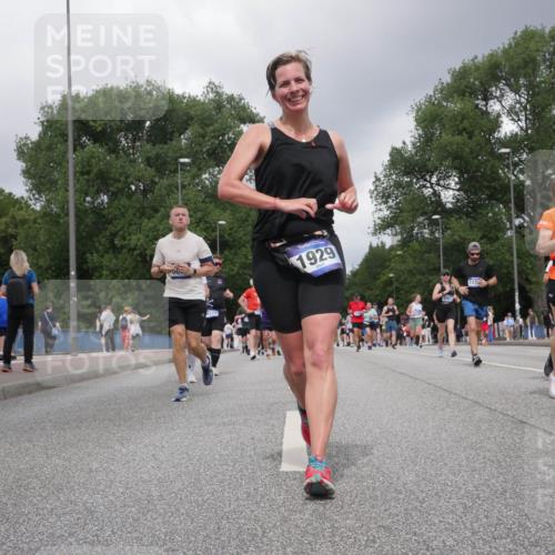29.06.2025 - hella hamburg halbmarathon Luisa Fischer http://msf.ph/oto/8474791 29.06.2025 10:46:12 Kennedybrücke 120, 1929, 8161, 117, 10734, 17380, 1150, 1656, 1929, 2401, 2450, 2580, 2940, 2941, 4092, 4334, 4778, 5268, 5403, 6764, 6837, 7515, 7557, 8000, 8161, 8435, 10008, 10697, 10734 meine-sportfotos.de