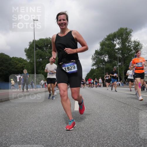 29.06.2025 - hella hamburg halbmarathon Luisa Fischer http://msf.ph/oto/8474798 29.06.2025 10:46:12 Kennedybrücke 500, 1929, 10734, 165, 13786, 1738, 1150, 1656, 1929, 2401, 2450, 2580, 2940, 2941, 4092, 4334, 4778, 5268, 5403, 6764, 6837, 7515, 7557, 8000, 8161, 8435, 10008, 10697, 10734 meine-sportfotos.de