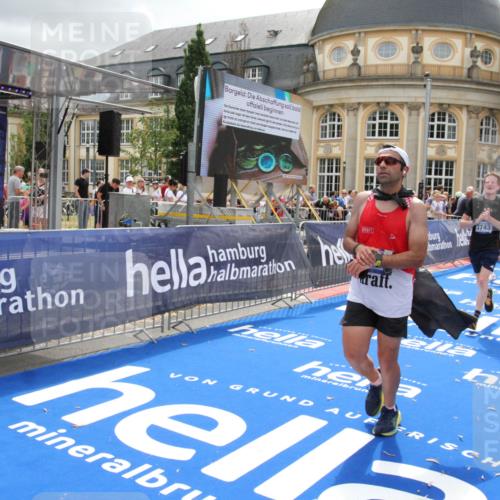 29.06.2025 - hella hamburg halbmarathon Michael Strokosch http://msf.ph/oto/8474868 29.06.2025 10:38:18 Ziel 1688, 2849, 5091, 6095, 7743, 8002, 14688, 18584, 18986 meine-sportfotos.de