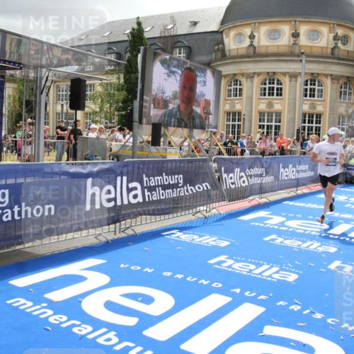 29.06.2025 - hella hamburg halbmarathon Michael Strokosch http://msf.ph/oto/8475024 29.06.2025 10:38:23 Ziel 1042, 1688, 3431, 6095, 7110, 8002, 18584, 18761 meine-sportfotos.de