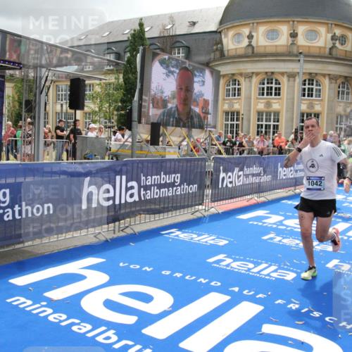 29.06.2025 - hella hamburg halbmarathon Michael Strokosch http://msf.ph/oto/8475174 29.06.2025 10:38:26 Ziel 1042, 1710, 2745, 3014, 3431, 3790, 6095, 7110, 14992, 16075, 18761 meine-sportfotos.de