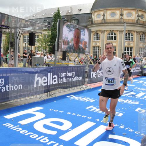 29.06.2025 - hella hamburg halbmarathon Michael Strokosch http://msf.ph/oto/8475190 29.06.2025 10:38:27 Ziel 1042, 1710, 2745, 3014, 3431, 3790, 6095, 7110, 14992, 16075, 16280, 18761 meine-sportfotos.de