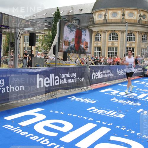 29.06.2025 - hella hamburg halbmarathon Michael Strokosch http://msf.ph/oto/8475266 29.06.2025 10:38:29 Ziel 1042, 1710, 2745, 3014, 3431, 3790, 7110, 8571, 14992, 16075, 16280, 18357, 18761 meine-sportfotos.de