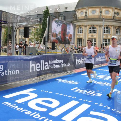 29.06.2025 - hella hamburg halbmarathon Michael Strokosch http://msf.ph/oto/8475300 29.06.2025 10:38:30 Ziel 1710, 2745, 3014, 3431, 3790, 7110, 8571, 14992, 16075, 16280, 18357, 18761 meine-sportfotos.de