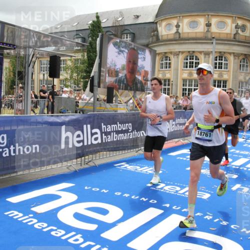 29.06.2025 - hella hamburg halbmarathon Michael Strokosch http://msf.ph/oto/8475329 29.06.2025 10:38:30 Ziel 1710, 2745, 3014, 3431, 3790, 7110, 8571, 14992, 16075, 16280, 18357, 18761 meine-sportfotos.de