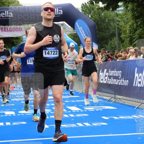 29.06.2025 - hella hamburg halbmarathon Strokosch-Dieckow http://msf.ph/oto/8475376 29.06.2025 10:47:19 Ziel 51, 1012, 2274, 2839, 2864, 2869, 5024, 5650, 6134, 6168, 6203, 6716, 7480, 8693, 9305, 10208, 10211, 10423, 11077, 11491, 11518, 13672, 13782, 14722, 15350, 15611, 15923, 16089, 16286, 16819, 17915, 18758, 18856, 18974 meine-sportfotos.de