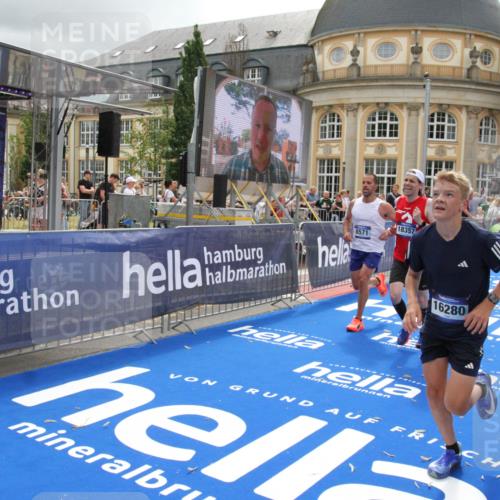 29.06.2025 - hella hamburg halbmarathon Michael Strokosch http://msf.ph/oto/8475486 29.06.2025 10:38:34 Ziel 1710, 2745, 3014, 3790, 8571, 11379, 14905, 16280, 18357 meine-sportfotos.de