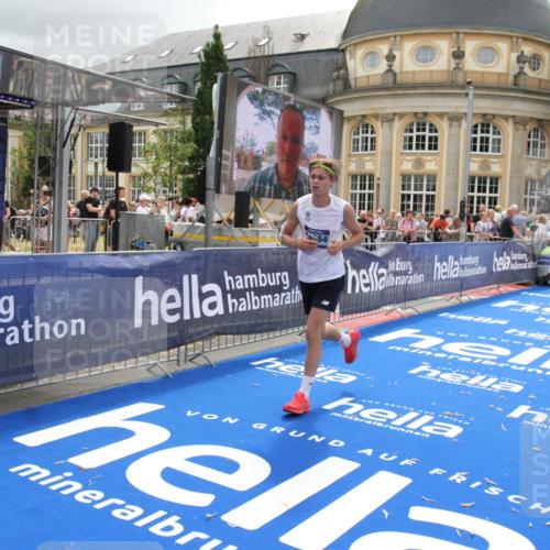 29.06.2025 - hella hamburg halbmarathon Michael Strokosch http://msf.ph/oto/8475568 29.06.2025 10:38:42 Ziel 4148, 5248, 8450, 9403, 11281, 11379, 12772, 17154, 18188, 19004 meine-sportfotos.de