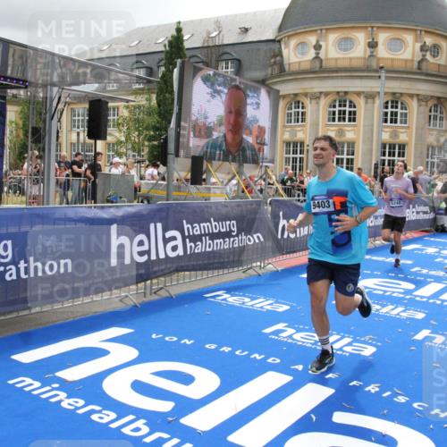 29.06.2025 - hella hamburg halbmarathon Michael Strokosch http://msf.ph/oto/8475617 29.06.2025 10:38:45 Ziel 2296, 2719, 4148, 5248, 6684, 8450, 9403, 11281, 11282, 12772, 13800, 15372, 18188, 19004 meine-sportfotos.de