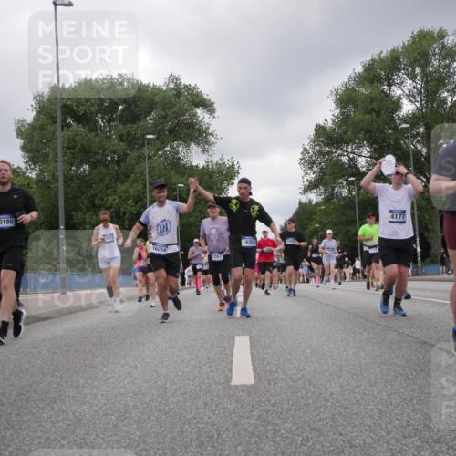 29.06.2025 - hella hamburg halbmarathon Luisa Fischer http://msf.ph/oto/8475631 29.06.2025 10:46:42 Kennedybrücke 10180, 15472, 070, 16264, 2267, 16263, 2103, 4177, 2971, 1226, 1788, 2103, 2267, 2538, 2971, 3288, 3518, 4105, 4177, 4302, 5265, 7461, 7872, 8991 meine-sportfotos.de