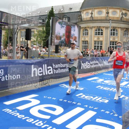 29.06.2025 - hella hamburg halbmarathon Michael Strokosch http://msf.ph/oto/8475723 29.06.2025 10:38:48 Ziel 2296, 2719, 4148, 5248, 6684, 8450, 9264, 9540, 10218, 11055, 11281, 11282, 12772, 13755, 13800, 14093, 15372, 18188, 19004 meine-sportfotos.de