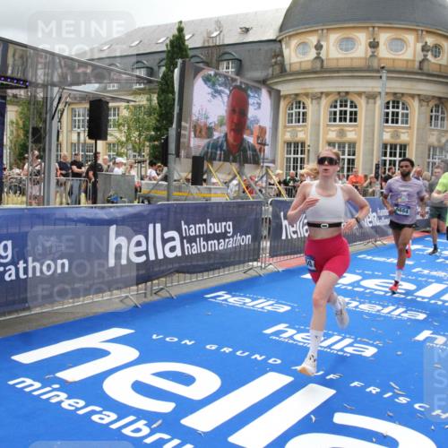 29.06.2025 - hella hamburg halbmarathon Michael Strokosch http://msf.ph/oto/8475770 29.06.2025 10:38:49 Ziel 2296, 2719, 4148, 5248, 6684, 8450, 9264, 9540, 10218, 11055, 11281, 11282, 12772, 13755, 13800, 14093, 15372, 18188, 19004 meine-sportfotos.de