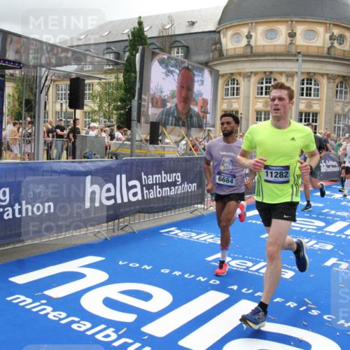 29.06.2025 - hella hamburg halbmarathon Michael Strokosch http://msf.ph/oto/8475834 29.06.2025 10:38:50 Ziel 2296, 2719, 6684, 8450, 9264, 9540, 10218, 11055, 11281, 11282, 13755, 13800, 14093, 15372, 19004 meine-sportfotos.de