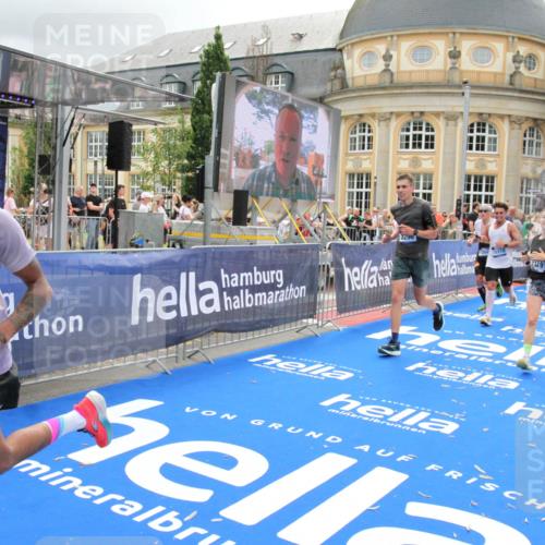 29.06.2025 - hella hamburg halbmarathon Michael Strokosch http://msf.ph/oto/8475853 29.06.2025 10:38:51 Ziel 2296, 2719, 6684, 8450, 9264, 9540, 10218, 11055, 11281, 11282, 13755, 13800, 14093, 15372 meine-sportfotos.de