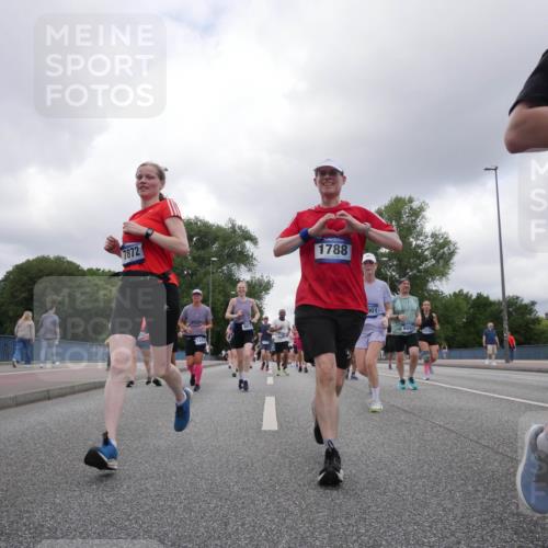 29.06.2025 - hella hamburg halbmarathon Luisa Fischer http://msf.ph/oto/8475854 29.06.2025 10:46:48 Kennedybrücke 7872, 1788, 1443, 907, 901, 8991, 1788, 1878, 2103, 2158, 2267, 2538, 3288, 3518, 4302, 5265, 5370, 7461, 7872, 8135, 8991, 9831, 9976, 10083, 10200, 10202 meine-sportfotos.de