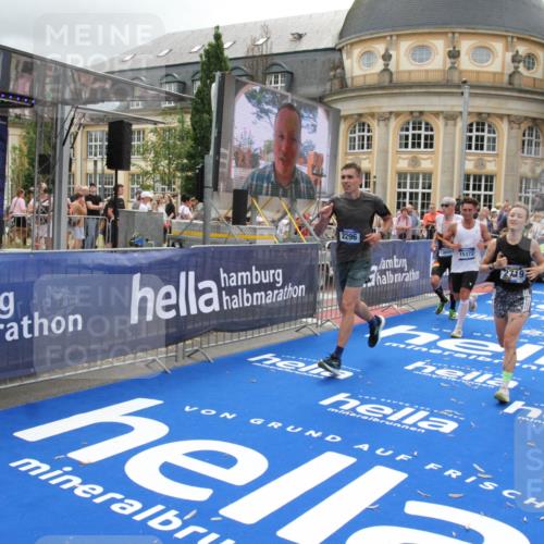 29.06.2025 - hella hamburg halbmarathon Michael Strokosch http://msf.ph/oto/8475877 29.06.2025 10:38:51 Ziel 2296, 2719, 6684, 8450, 9264, 9540, 10218, 11055, 11281, 11282, 13755, 13800, 14093, 15372 meine-sportfotos.de
