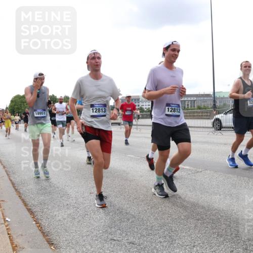 29.06.2025 - hella hamburg halbmarathon Lena Gebhardt http://msf.ph/oto/8475879 29.06.2025 10:33:16 Lombardsbrücke 18951, 2065, 12813, 928, 12812, 11713, 8595, 1078, 1237, 1324, 1732, 1764, 1995, 2038, 2054, 2085, 2276, 2838, 2959, 3341, 3391, 3422, 3708, 3753, 3812, 3871, 4030, 4096, 4164, 4445, 4555, 4650, 5110, 5180, 5581, 5917, 6040, 6773, 6861, 6999, 7705, 7982, 8170, 8595, 8839, 8891, 9034, 9143, 9258, 9289, 9471, 9542, 9591, 9592, 9750, 9768, 9780, 11229, 11260, 11713, 11756, 11826, 12039, 12423, 12424, 14305, 14743, 15951 meine-sportfotos.de