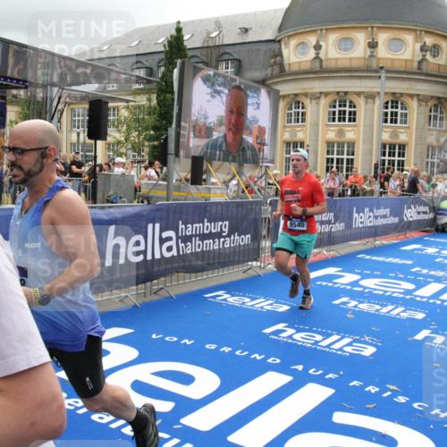 29.06.2025 - hella hamburg halbmarathon Michael Strokosch http://msf.ph/oto/8475992 29.06.2025 10:38:53 Ziel 2296, 2719, 2980, 3783, 8958, 9264, 9540, 10218, 11055, 13755, 13800, 14093, 15257, 15372, 17722 meine-sportfotos.de