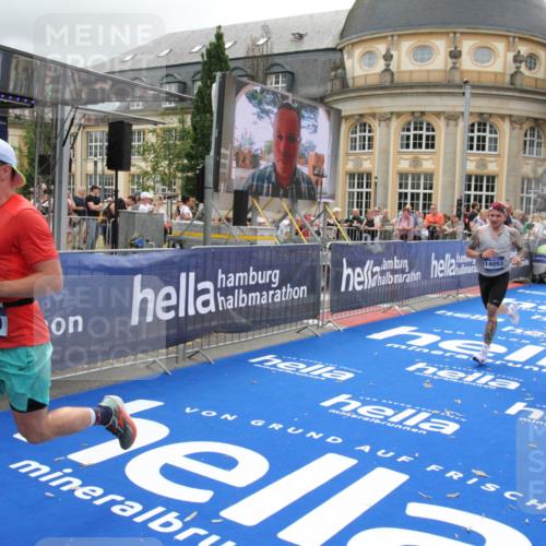 29.06.2025 - hella hamburg halbmarathon Michael Strokosch http://msf.ph/oto/8476034 29.06.2025 10:38:54 Ziel 2296, 2719, 2980, 3783, 8958, 9264, 9540, 10218, 11055, 13755, 13800, 14093, 15257, 15372, 17722 meine-sportfotos.de
