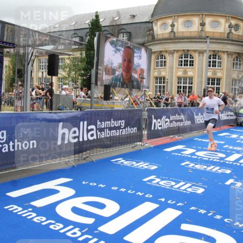 29.06.2025 - hella hamburg halbmarathon Michael Strokosch http://msf.ph/oto/8476089 29.06.2025 10:38:58 Ziel 2980, 3136, 3783, 8958, 13137, 15257, 15561, 15873, 17722 meine-sportfotos.de
