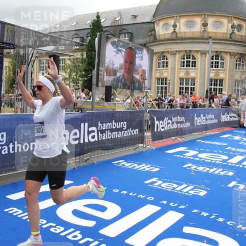 29.06.2025 - hella hamburg halbmarathon Michael Strokosch http://msf.ph/oto/8476165 29.06.2025 10:39:01 Ziel 1164, 2980, 3136, 3783, 4359, 6682, 8958, 11447, 13137, 15257, 15561, 15873, 17722, 18734, 19151 meine-sportfotos.de