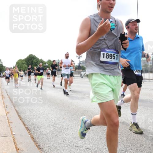 29.06.2025 - hella hamburg halbmarathon Lena Gebhardt http://msf.ph/oto/8476187 29.06.2025 10:33:17 Lombardsbrücke 2085, 1639, 18951, 4085, 1078, 1324, 1732, 1764, 1995, 2038, 2054, 2085, 2276, 2776, 2838, 2959, 3341, 3391, 3422, 3708, 3812, 3871, 4030, 4096, 4164, 4445, 4555, 4650, 5110, 5180, 5581, 5917, 6040, 6773, 6861, 6999, 7705, 7982, 8170, 8595, 8839, 8891, 9034, 9143, 9258, 9289, 9471, 9542, 9591, 9592, 9750, 9768, 9780, 11229, 11260, 11713, 11756, 11811, 11826, 12039, 12423, 12424, 14305, 14743, 15951 meine-sportfotos.de
