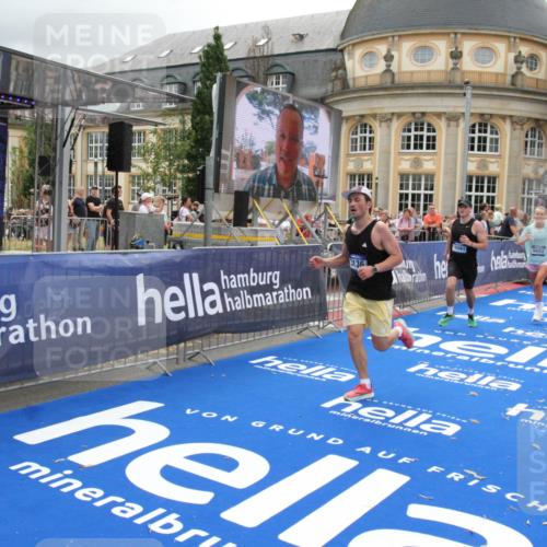 29.06.2025 - hella hamburg halbmarathon Michael Strokosch http://msf.ph/oto/8476230 29.06.2025 10:39:04 Ziel 1164, 1803, 2262, 3136, 4359, 6682, 11447, 13137, 15561, 15873, 16820, 18734, 19151 meine-sportfotos.de