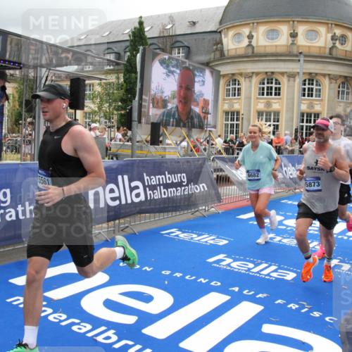 29.06.2025 - hella hamburg halbmarathon Michael Strokosch http://msf.ph/oto/8476271 29.06.2025 10:39:05 Ziel 1164, 1803, 2262, 3136, 4359, 6682, 6686, 6687, 11447, 11619, 15561, 15873, 16820, 18734, 19151 meine-sportfotos.de