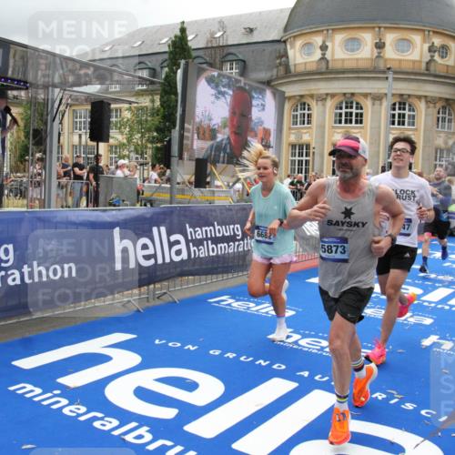 29.06.2025 - hella hamburg halbmarathon Michael Strokosch http://msf.ph/oto/8476284 29.06.2025 10:39:05 Ziel 1164, 1803, 2262, 3136, 4359, 6682, 6686, 6687, 11447, 11619, 15561, 15873, 16820, 18734, 19151 meine-sportfotos.de
