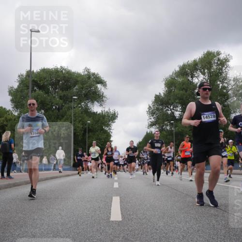 29.06.2025 - hella hamburg halbmarathon Luisa Fischer http://msf.ph/oto/8476310 29.06.2025 10:47:07 Kennedybrücke 1352, 11279, 14528, 1914, 6096, 1816, 2343, 5214, 5649, 6096, 6931, 7205, 8504, 9704 meine-sportfotos.de