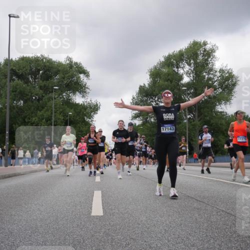 29.06.2025 - hella hamburg halbmarathon Luisa Fischer http://msf.ph/oto/8476362 29.06.2025 10:47:09 Kennedybrücke 12654, 13748, 18318, 17143, 12520, 11279, 1914, 2343, 5214, 5649, 6096, 6931, 7197, 8504, 9704 meine-sportfotos.de